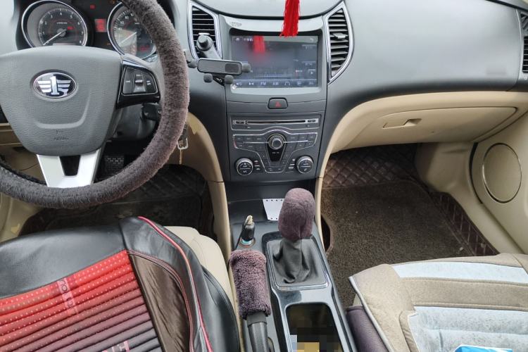 Used Bestune B50 2013 1.6L manual luxury version Center Console