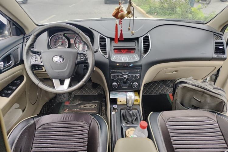 Used Bestune B50 2013 1.6L manual luxury version Center Console