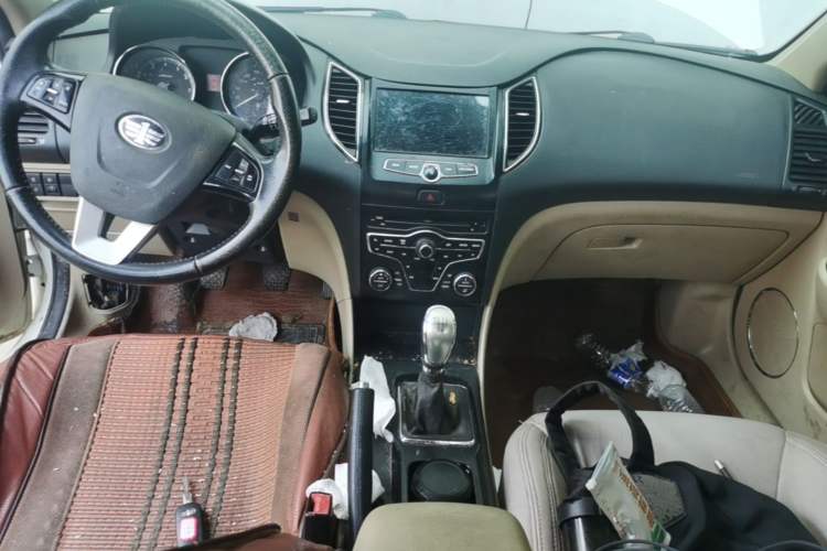 Used Bestune B50 2013 1.6L manual luxury version Center Console
