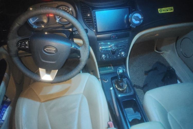 Used Bestune B50 2013 1.6L manual Comfort trim level Center Console