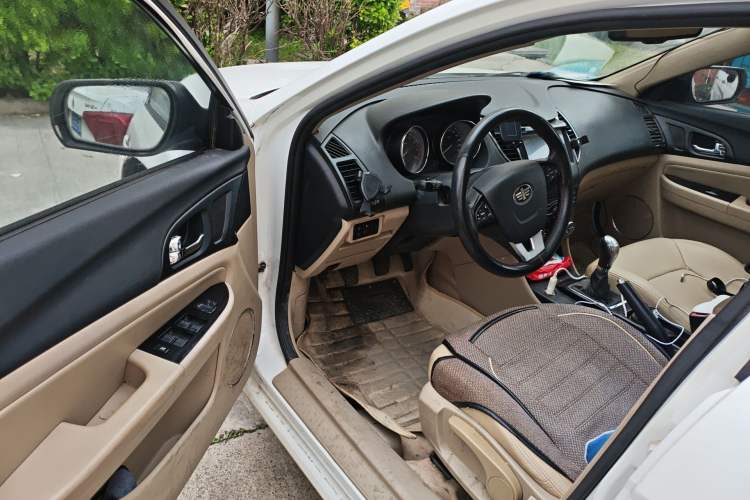 Used Bestune B50 2013 1.6L manual luxury version Driver Seat
