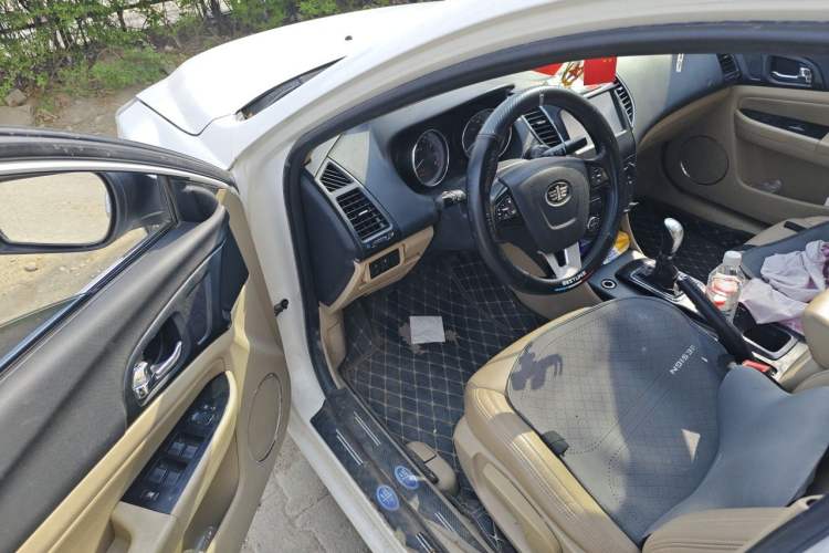 Used Bestune B50 2013 1.6L manual luxury version Driver Seat