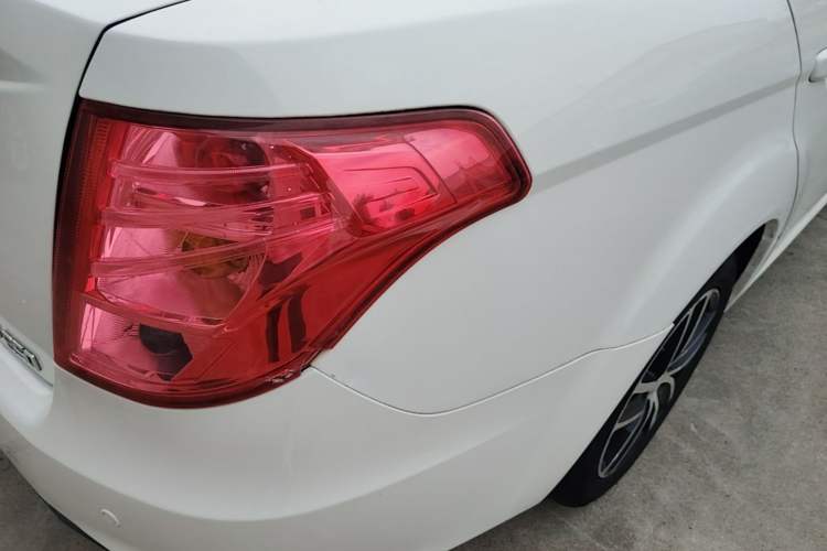Used Bestune B50 2013 1.6L manual Comfort trim level Exterior 3