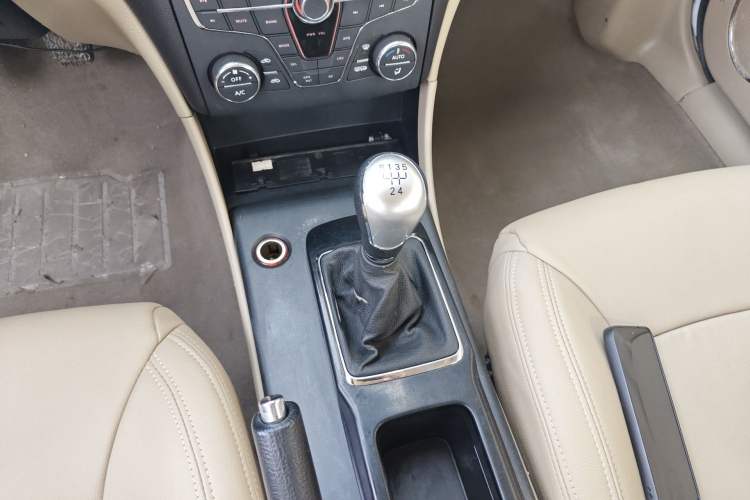 Used Bestune B50 2013 1.6L manual luxury version Gear Lever