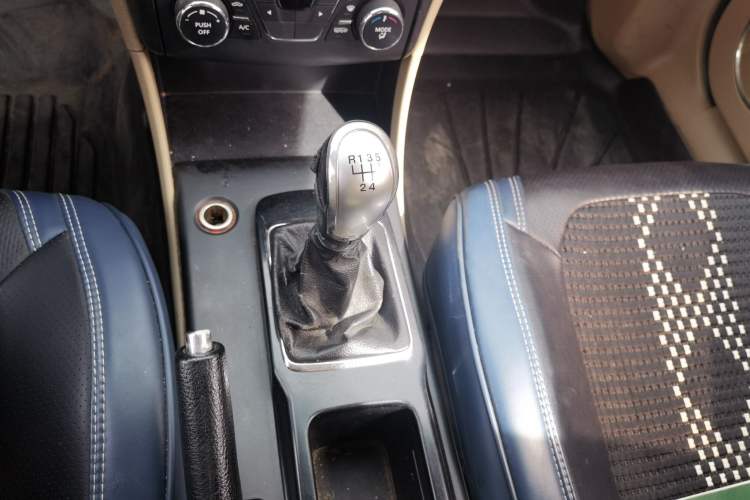 Used Bestune B50 2013 1.6L manual Comfort trim level Gear Lever