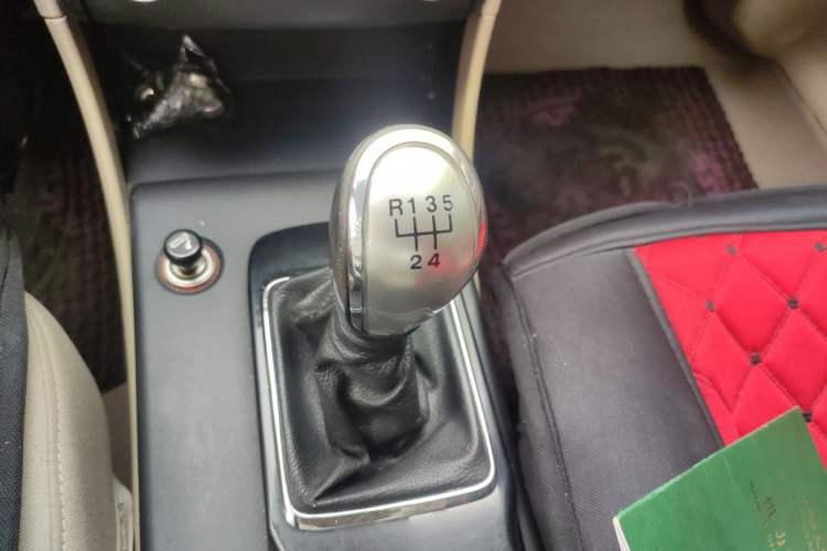 Used Bestune B50 2013 1.6L manual Comfort trim level Gear Lever