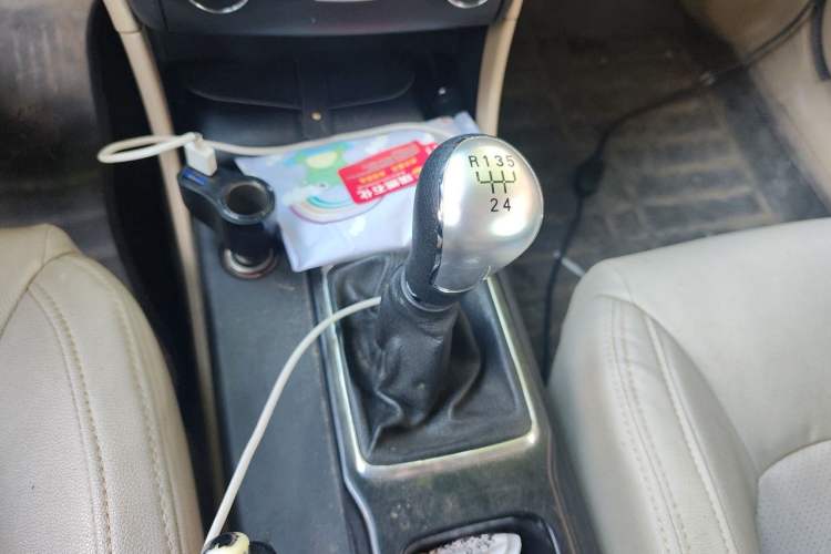 Used Bestune B50 2013 1.6L manual Comfort trim level Gear Lever