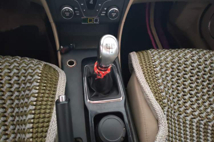 Used Bestune B50 2013 1.6L manual Comfort trim level Gear Lever