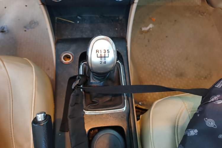 Used Bestune B50 2013 1.6L manual Comfort trim level Gear Lever