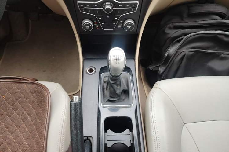 Used Bestune B50 2013 1.6L manual Comfort trim level Gear Lever