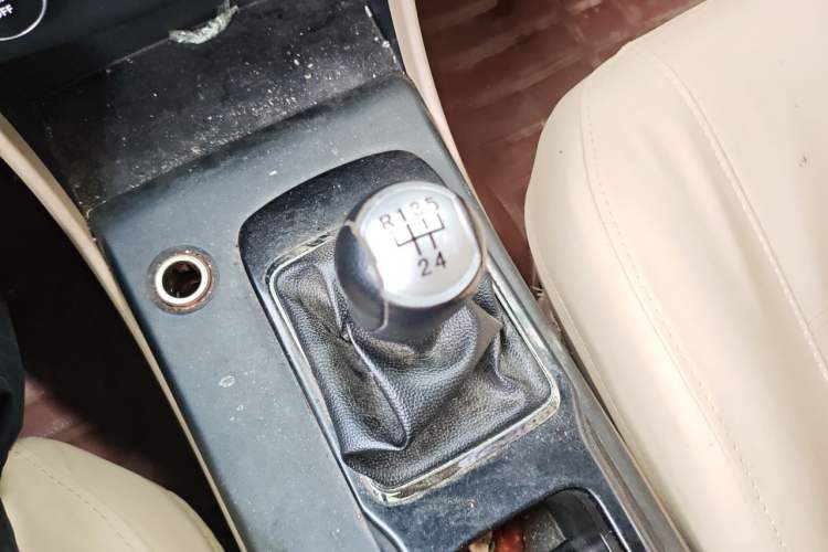 Used Bestune B50 2013 1.6L manual Comfort trim level Gear Lever
