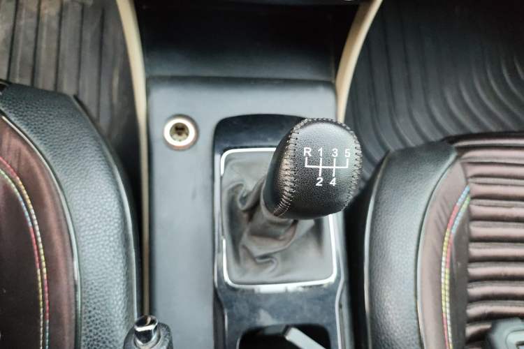 Used Bestune B50 2013 1.6L manual luxury version Gear Lever