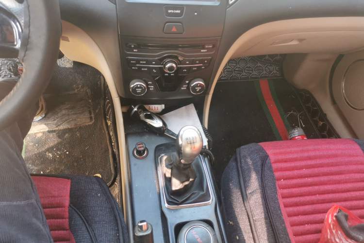 Used Bestune B50 2013 1.6L manual Comfort trim level Gear Lever