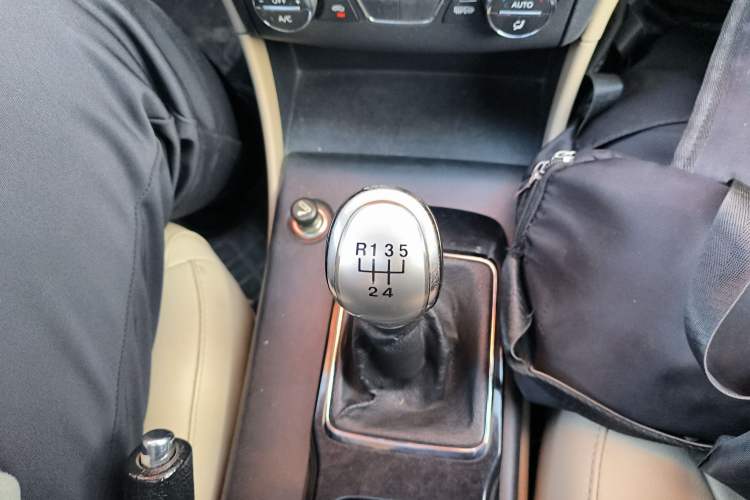Used Bestune B50 2013 1.6L manual luxury version Gear Lever