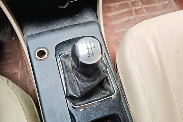 Used Bestune B50 2013 1.6L manual Comfort trim level Gear Lever