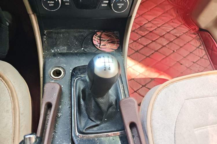 Used Bestune B50 2013 1.6L manual Comfort trim level Gear Lever