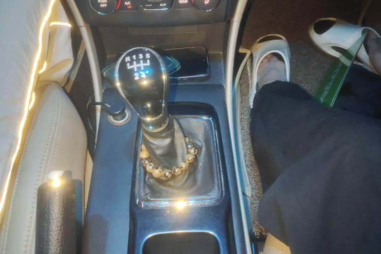 Used Bestune B50 2013 1.6L manual Comfort trim level Gear Lever