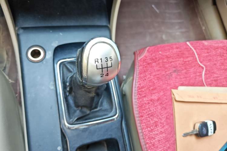 Used Bestune B50 2013 1.6L manual Comfort trim level Gear Lever