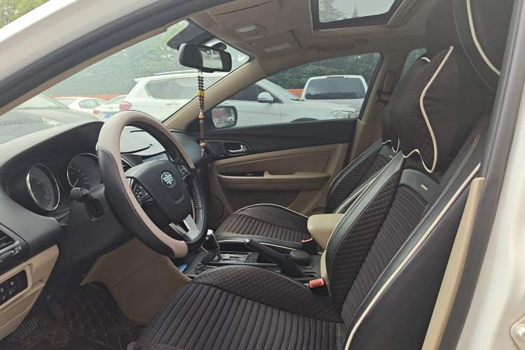Used Bestune B50 2013 1.6L automatic luxury version Interior 1