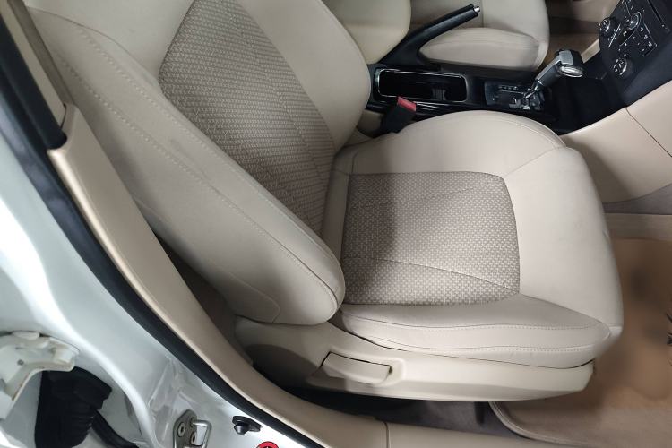 Used Bestune B50 2013 1.6L automatic luxury version Interior 10