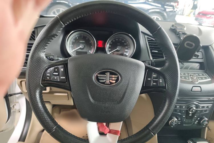 Used Bestune B50 2013 1.6L automatic luxury version Interior 2
