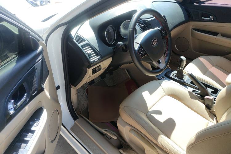 Used Bestune B50 2013 1.6L manual luxury version Interior 2
