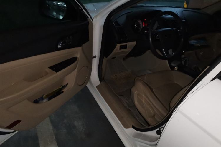 Used Bestune B50 2013 1.6L automatic luxury version Interior 3