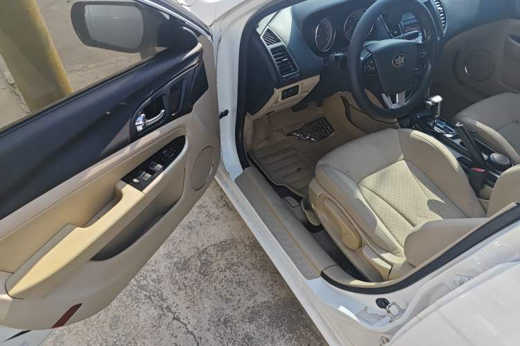 Used Bestune B50 2013 1.6L automatic luxury version Interior 3