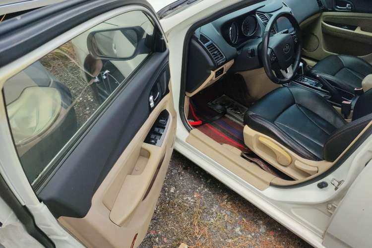 Used Bestune B50 2013 1.6L automatic luxury version Interior 3