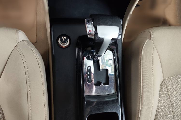 Used Bestune B50 2013 1.6L automatic luxury version Interior 4