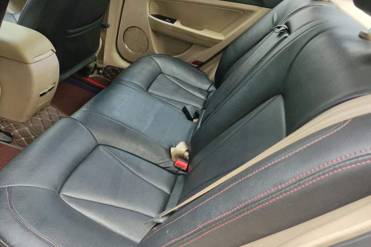 Used Bestune B50 2013 1.6L automatic luxury version Interior 4