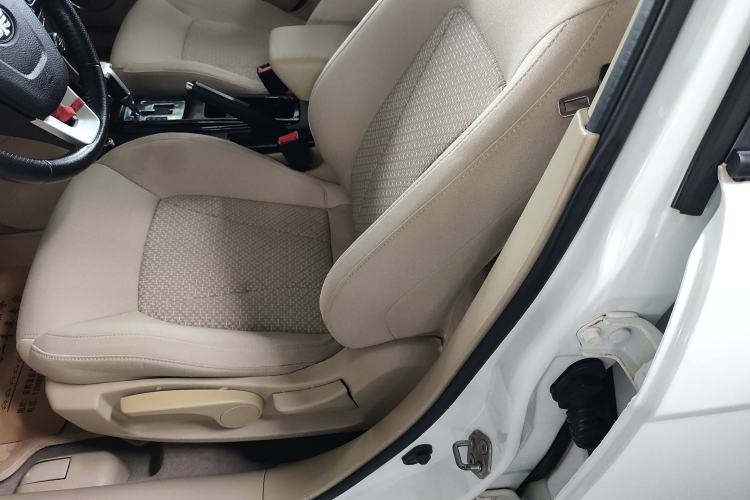 Used Bestune B50 2013 1.6L automatic luxury version Interior 5