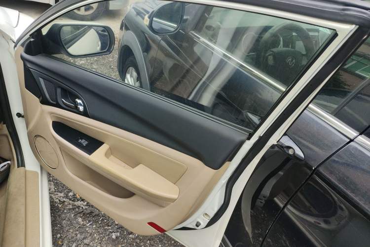 Used Bestune B50 2013 1.6L automatic luxury version Interior 5