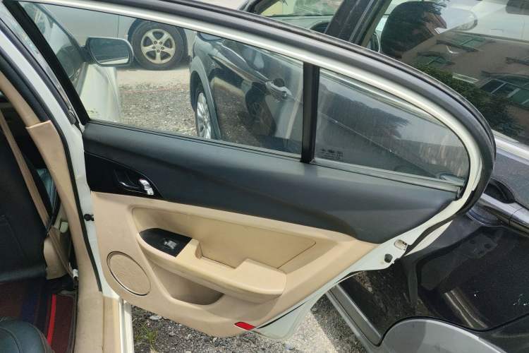 Used Bestune B50 2013 1.6L automatic luxury version Interior 6