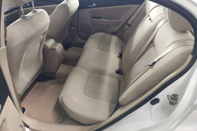 Used Bestune B50 2013 1.6L automatic luxury version Interior 7