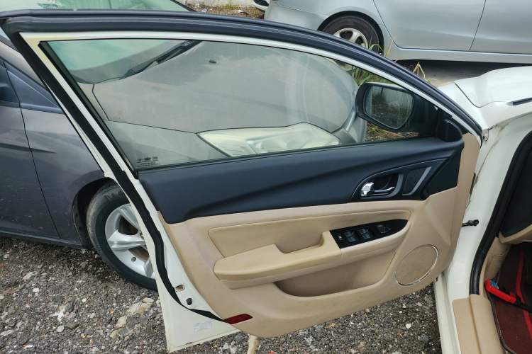 Used Bestune B50 2013 1.6L automatic luxury version Interior 7