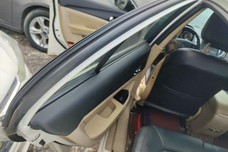Used Bestune B50 2013 1.6L automatic luxury version Interior 8