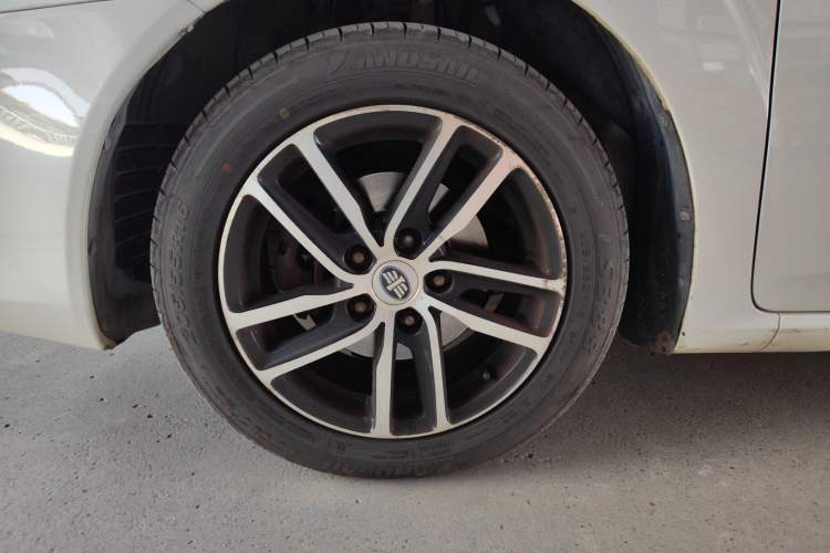 Used Bestune B50 2013 1.6L manual Comfort trim level Left Front Wheel Hub