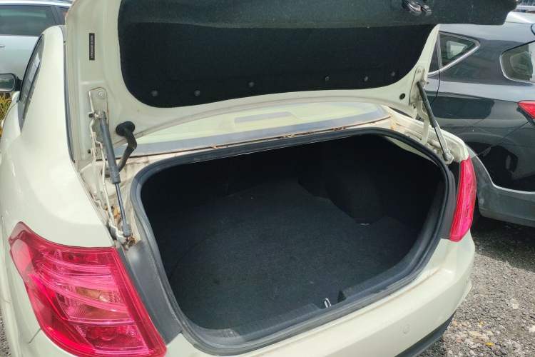 Used Bestune B50 2013 1.6L automatic luxury version Trunk