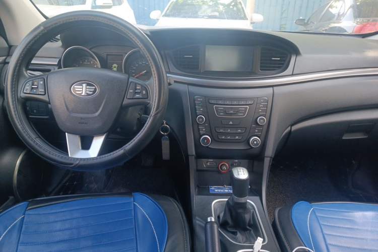 Used Bestune B50 2016 1.6L manual luxury version Center Console