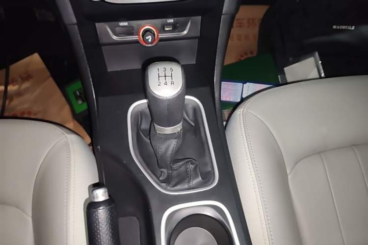 Used Bestune B50 2016 1.6L manual luxury version Gear Lever
