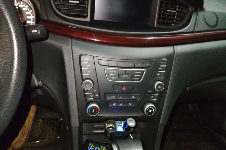 Used Bestune B50 2016 1.4T Automatic Sport Luxury Edition Audio And AC Panel