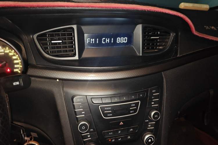 Used Bestune B50 2016 1.6L manual Comfort trim level Audio And AC Panel