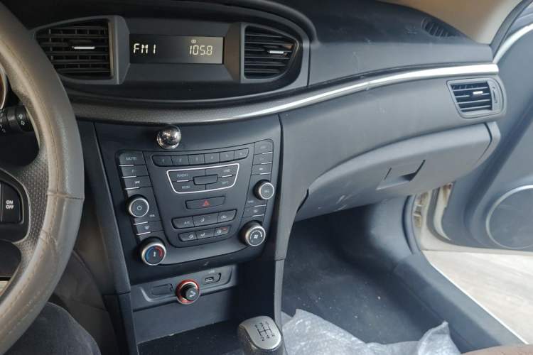 Used Bestune B50 2016 1.6L manual Comfort trim level Audio And AC Panel