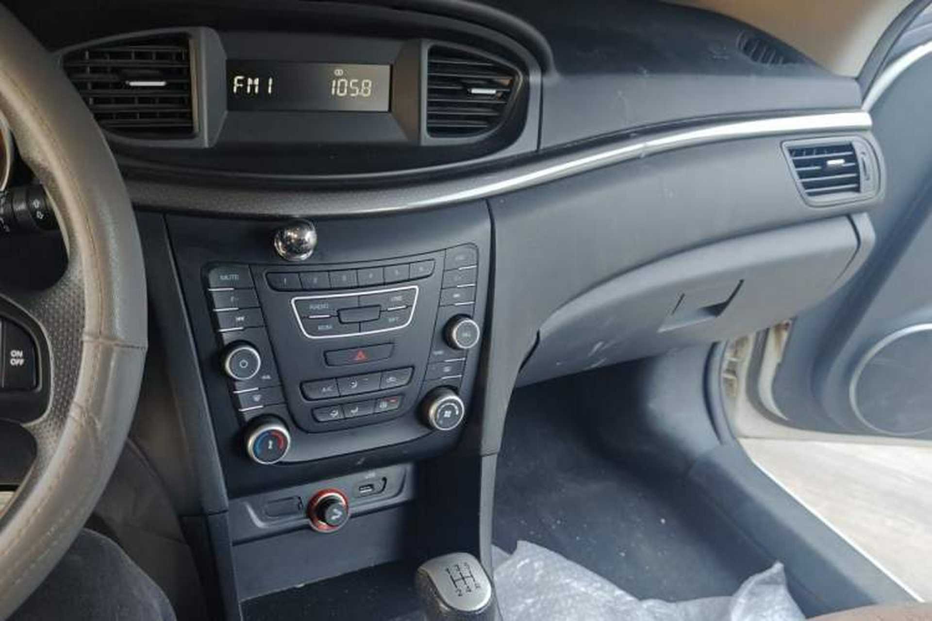 Used Bestune B50 2016 1.6L manual Comfort trim level Audio And AC Panel