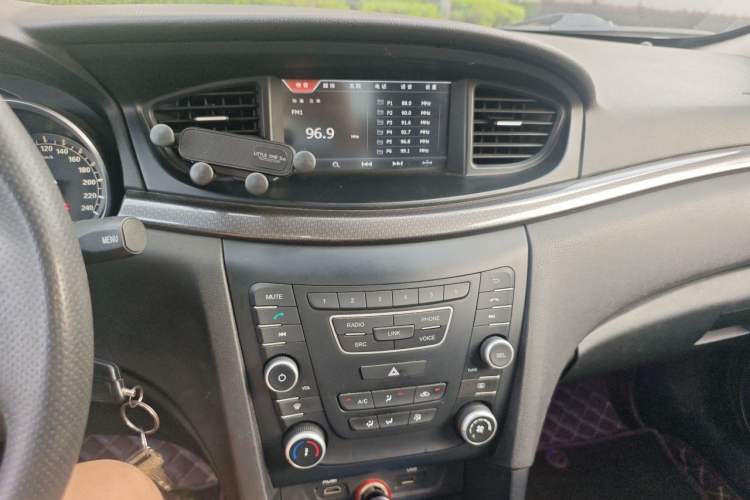 Used Bestune B50 2016 1.6L manual luxury version Audio And AC Panel