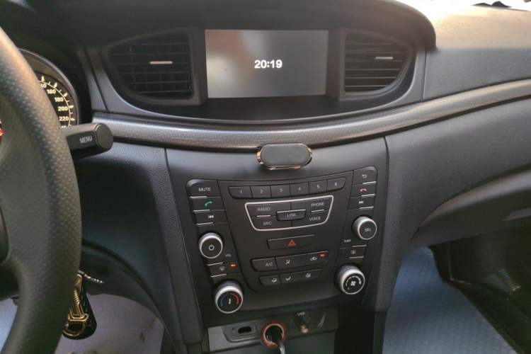 Used Bestune B50 2016 1.6L manual luxury version Audio And AC Panel
