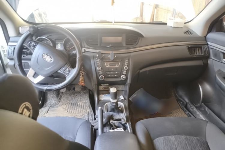 Used Bestune B50 2016 1.6L manual Comfort trim level Center Console