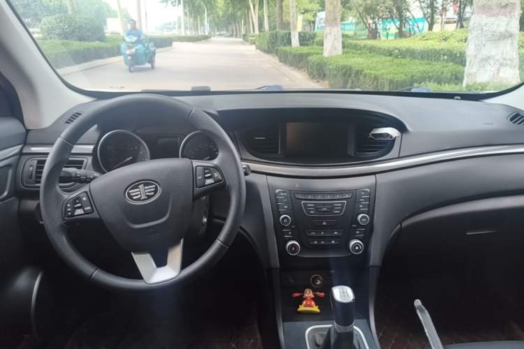 Used Bestune B50 2016 1.6L manual luxury version Center Console