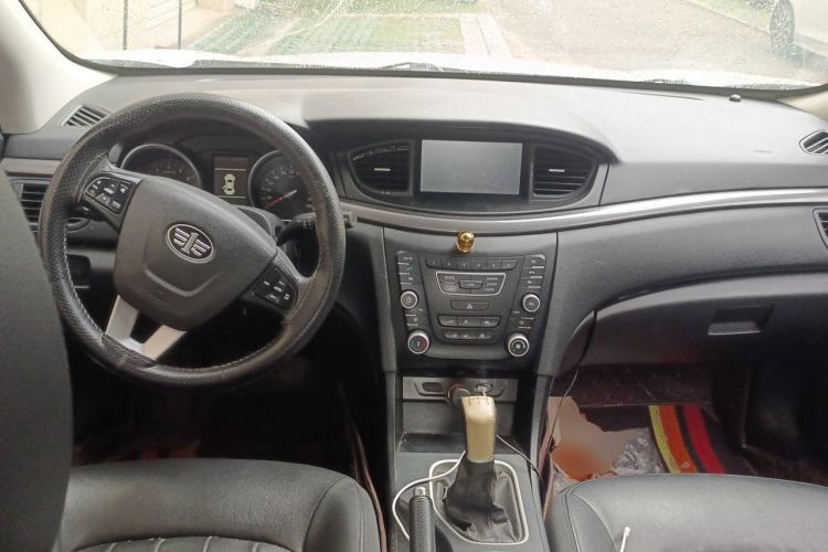 Used Bestune B50 2016 1.6L manual luxury version Center Console